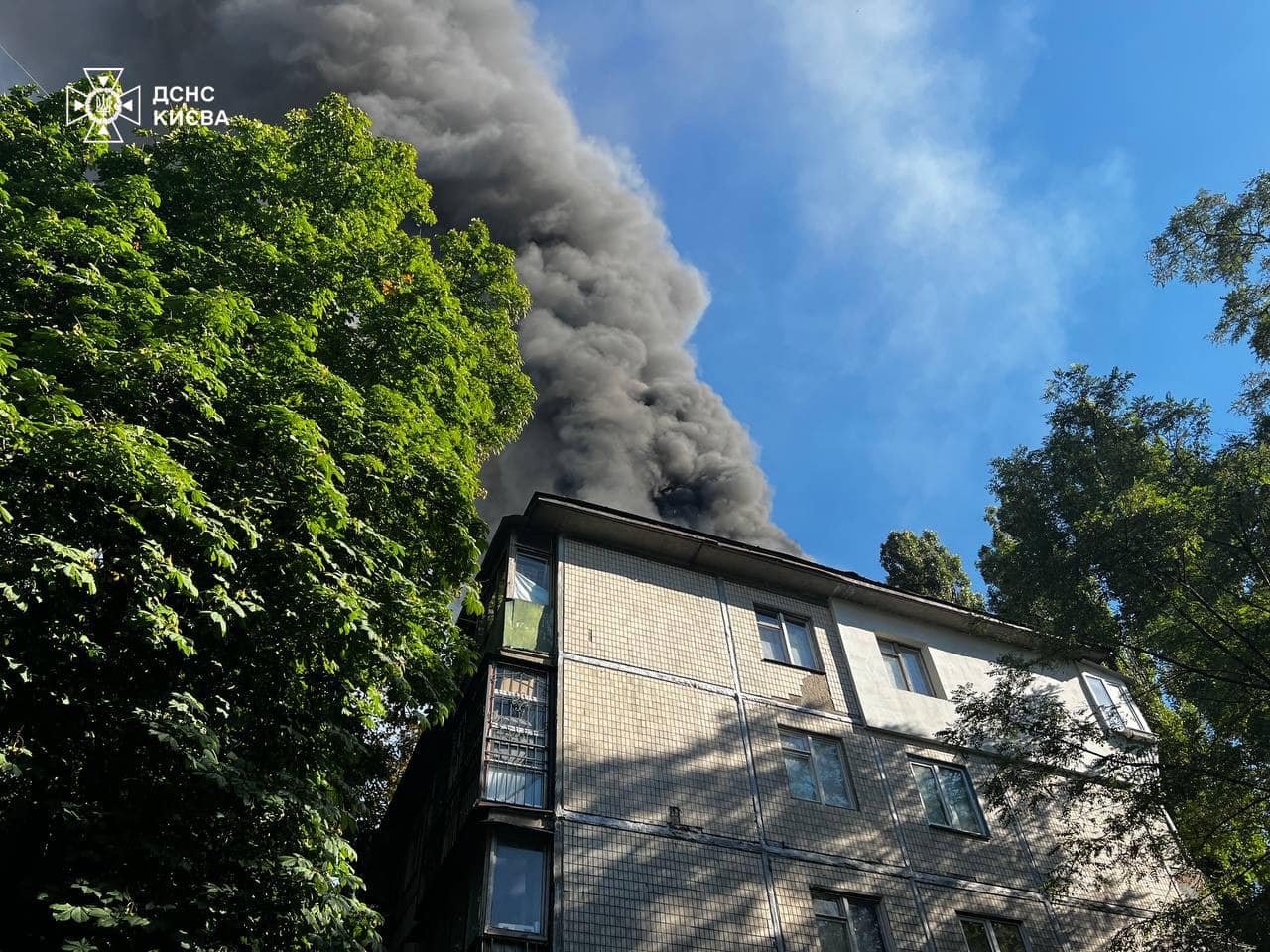 Вогонь спалахнув на останньому поверсі