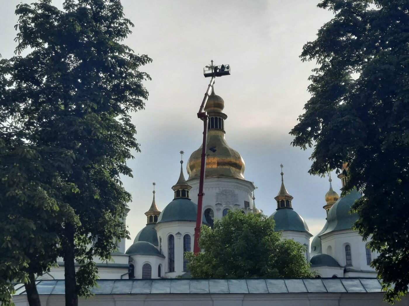 На центральний купол Софійського собору повернули хрест