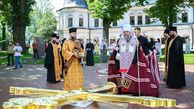 На центральный купол Софийского собора повернули крест