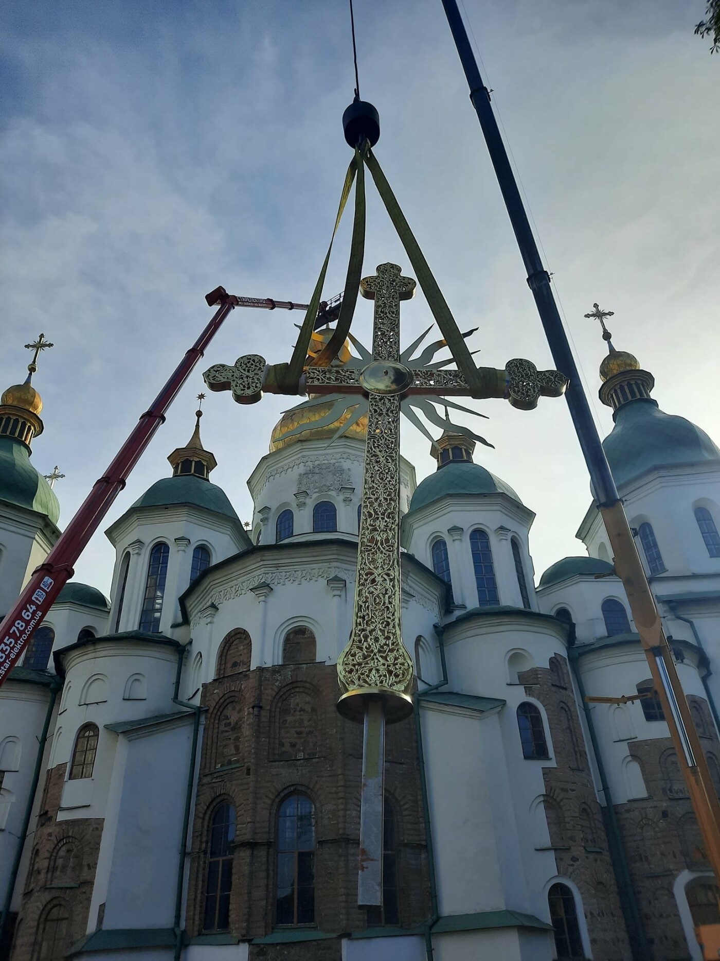 На центральний купол Софійського собору повернули хрест