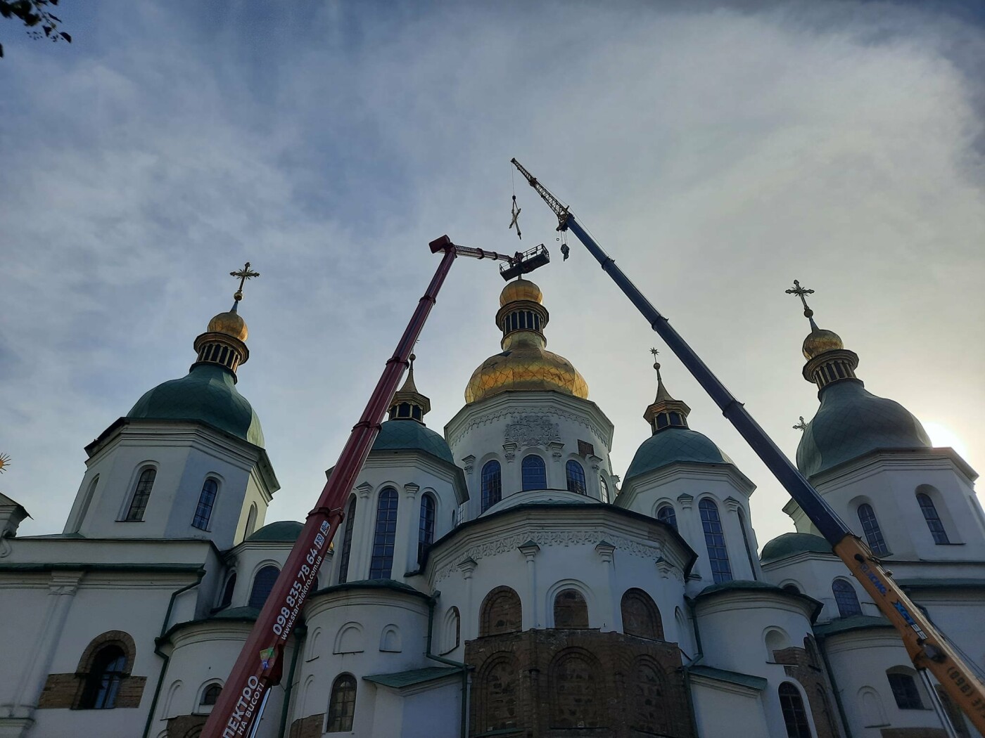 На центральний купол Софійського собору повернули хрест
