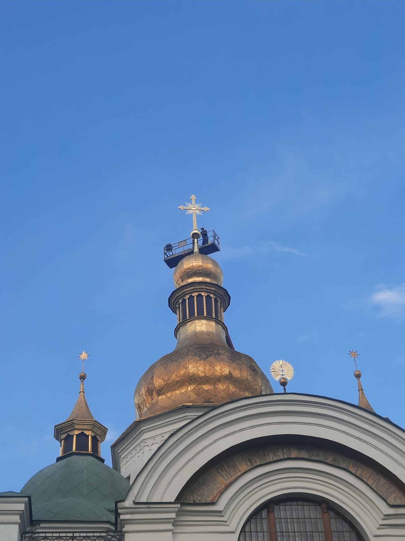 На центральний купол Софійського собору повернули хрест