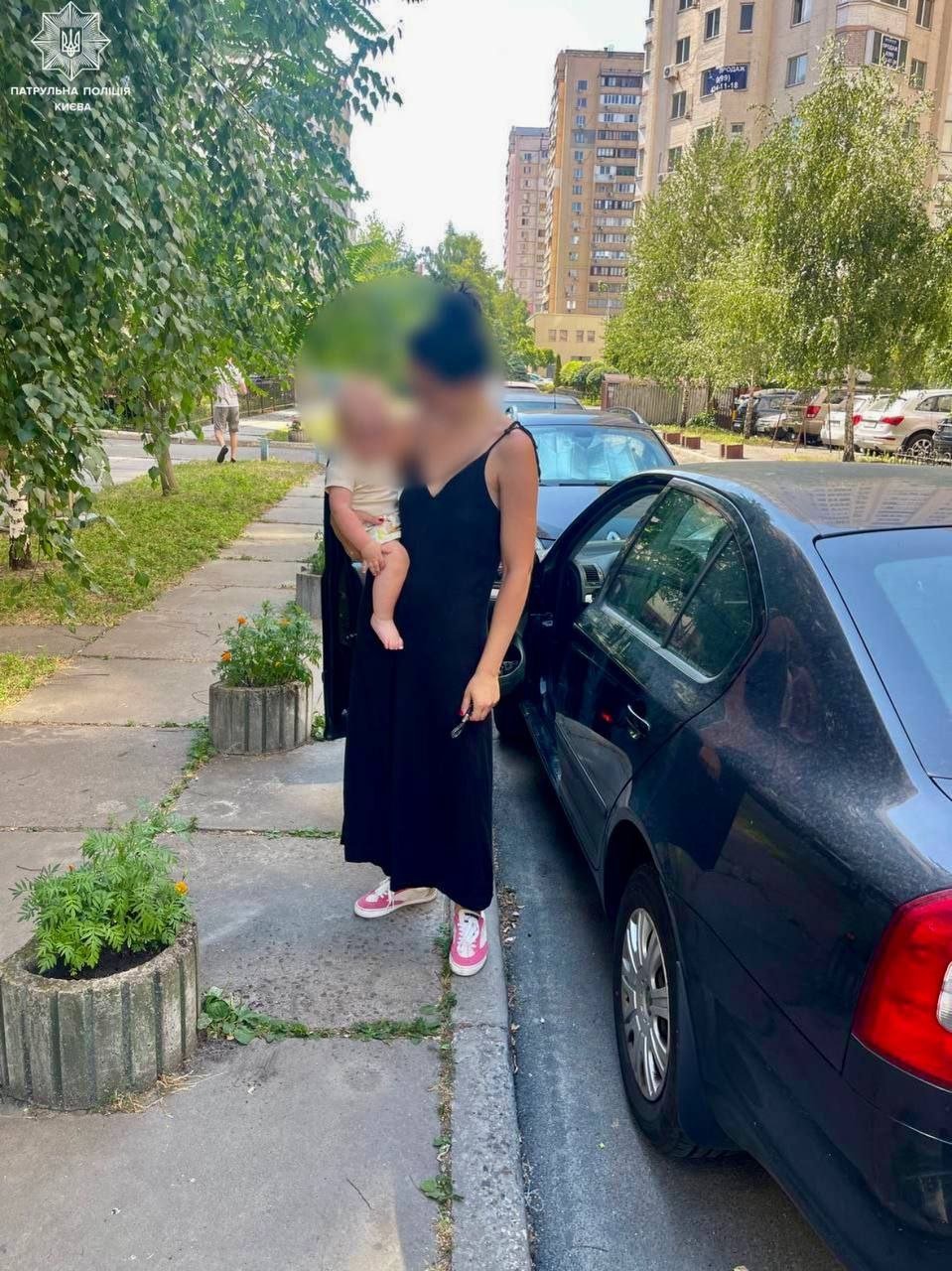 У столиці патрульні звільнили дитину з зачиненого авто