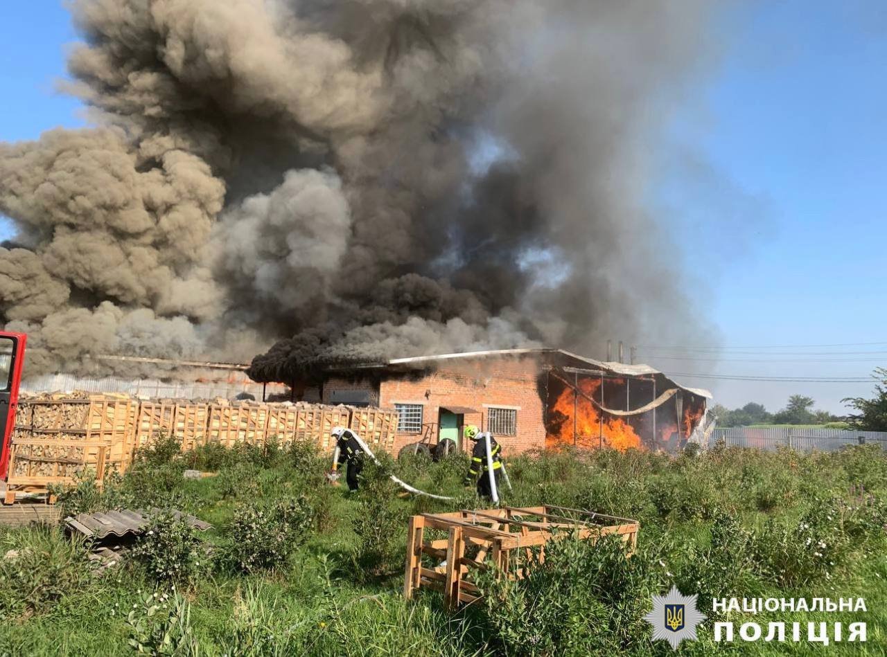 У Київській області горіла пилорама
