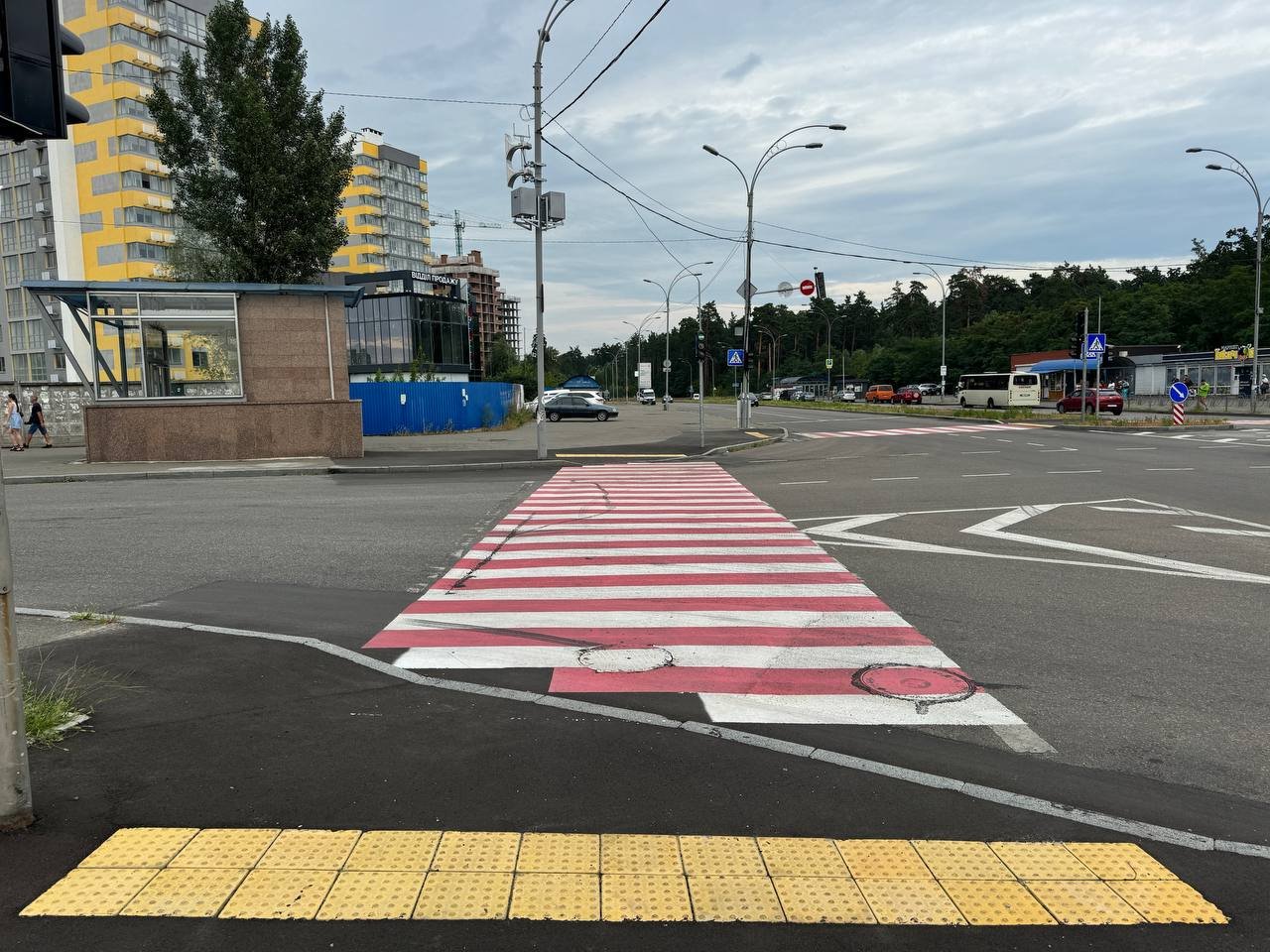 У Києві біля станції метро облаштували безбарʼєрний пішохідний перехід