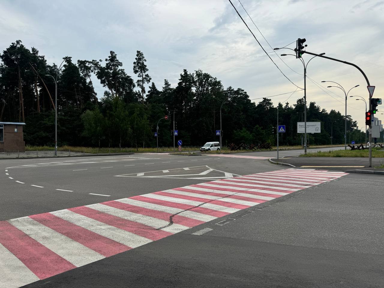 У Києві біля станції метро облаштували безбарʼєрний пішохідний перехід