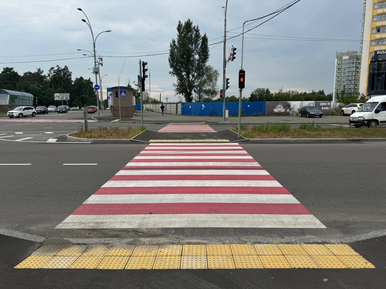 У Києві біля станції метро облаштували безбарʼєрний пішохідний перехід