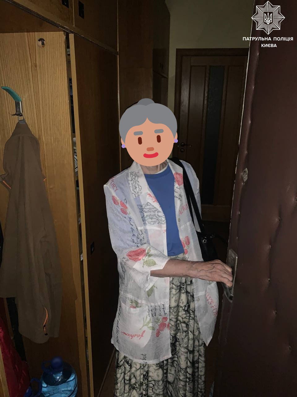 У Києві патрульні повернули додому літню пані, яка заблукала