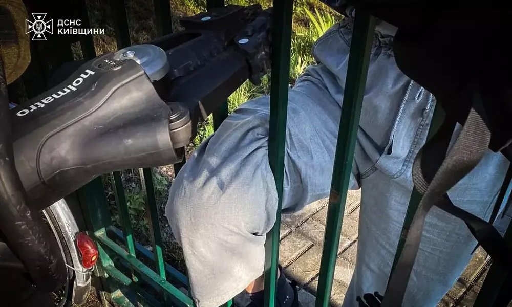 В Ірпені чоловік застряг в металів огорожі