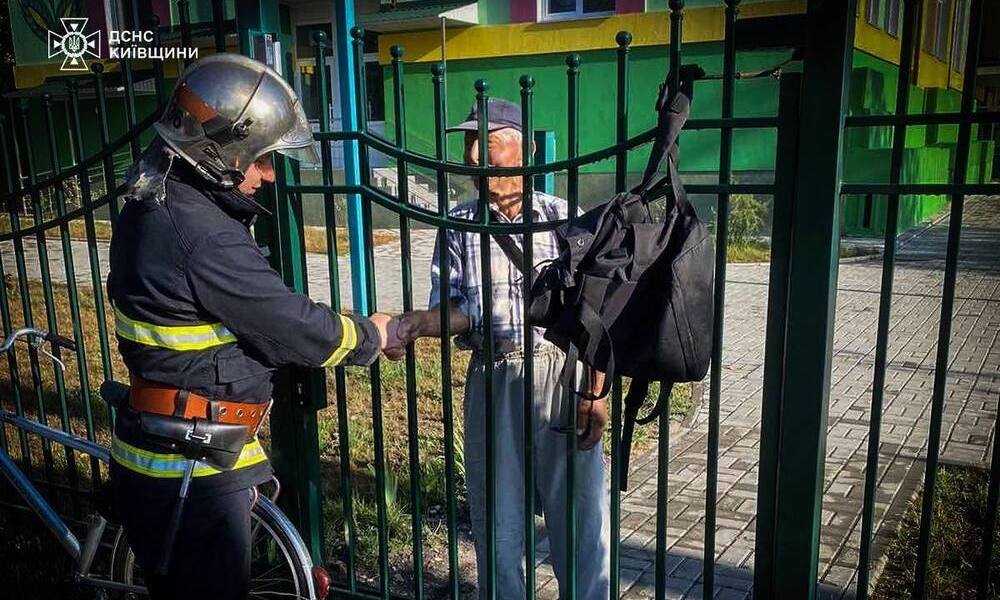 В Ірпені чоловік застряг в металів огорожі