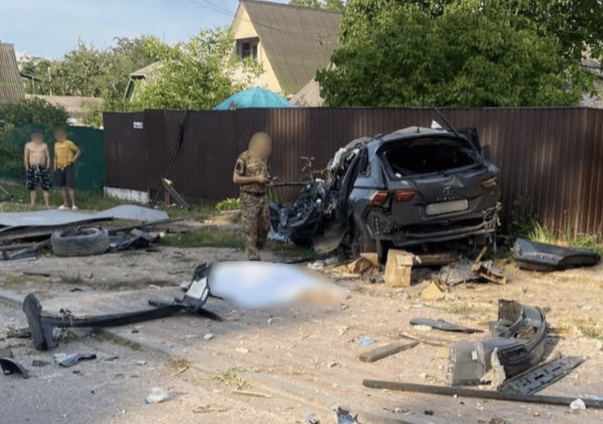 На Київщині водійка позашляховика влетіла в зупинку та загинула