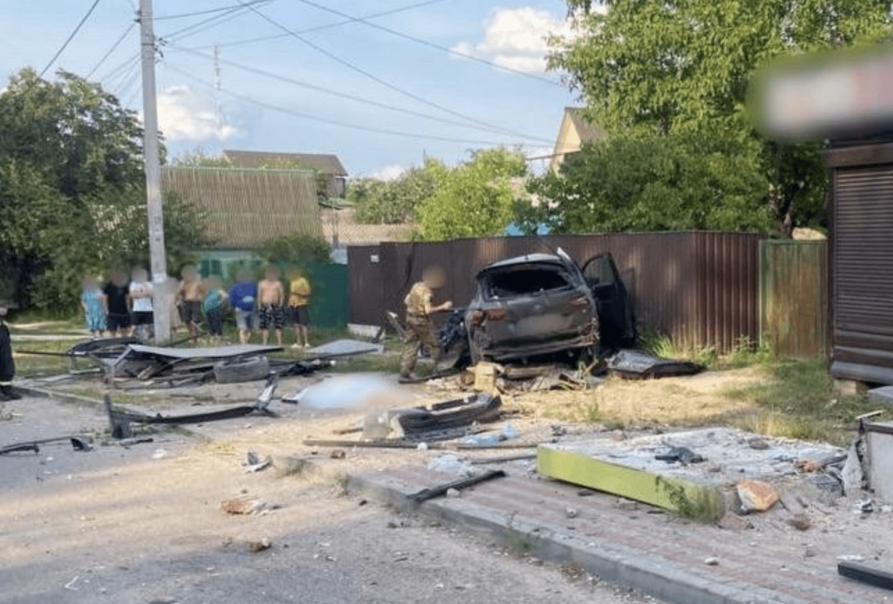 На Київщині водійка позашляховика влетіла в зупинку та загинула