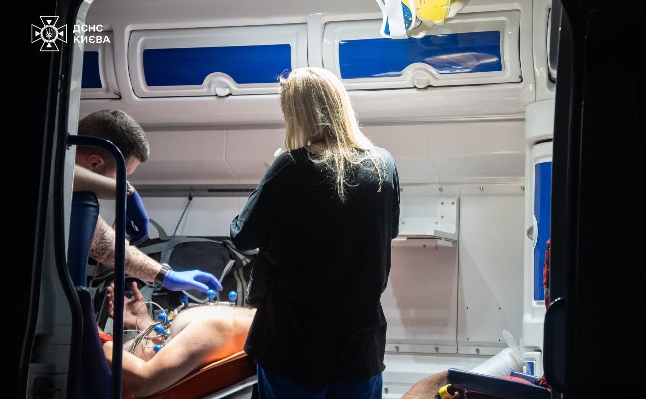 У Києві внаслідок пожежі в квартирі постраждало двоє людей