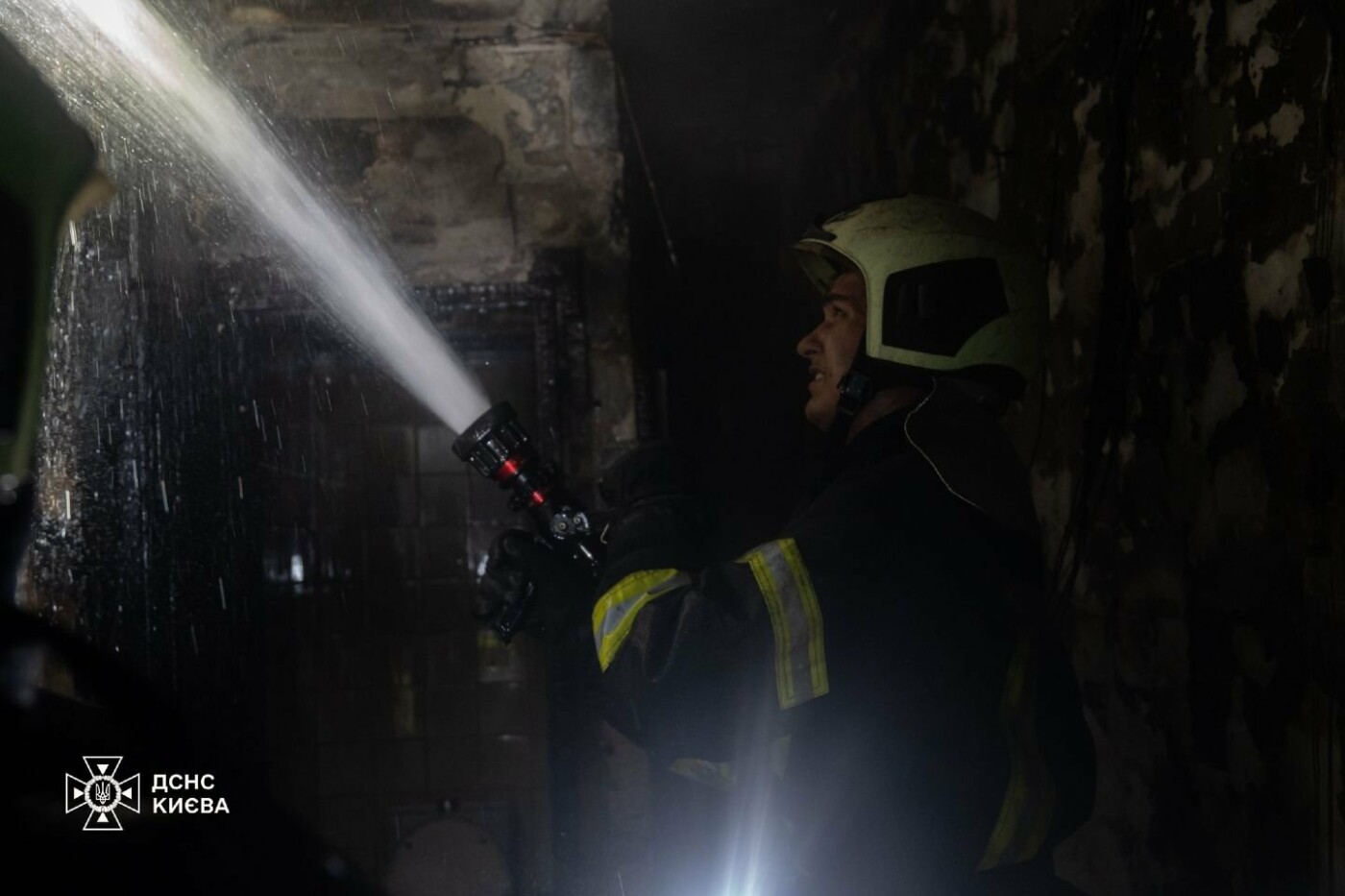 У Києві внаслідок пожежі в квартирі постраждало двоє людей