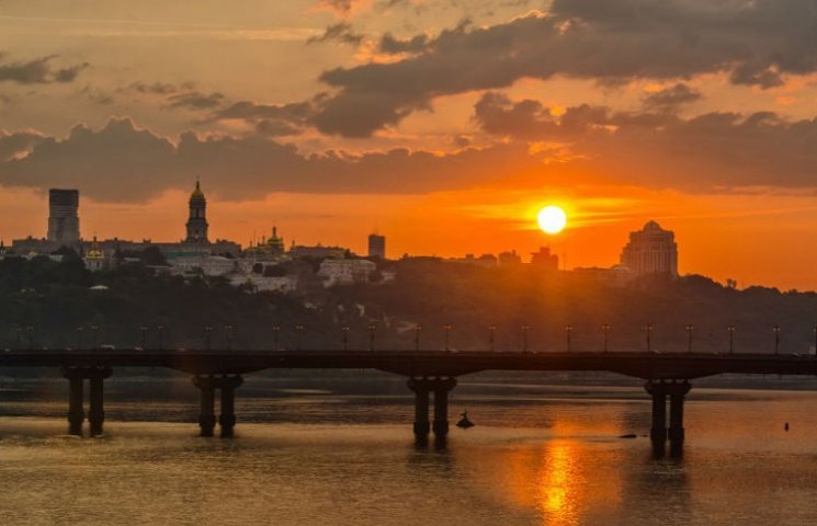 Проводжати захід сонця у Києві на руфтопах або закладах на воді