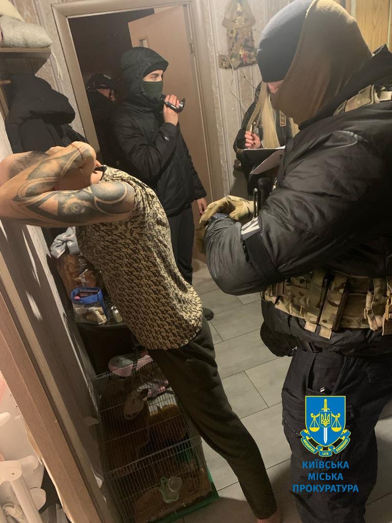 Злочинці ставили на паркінгах свою охорону та вимагали гроші