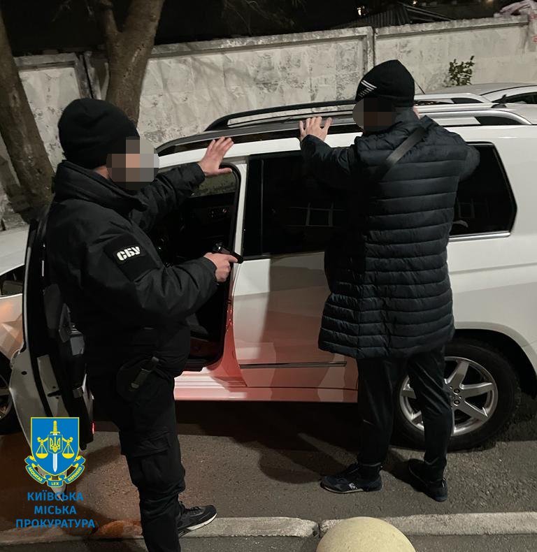 Злочинці ставили на паркінгах свою охорону та вимагали гроші