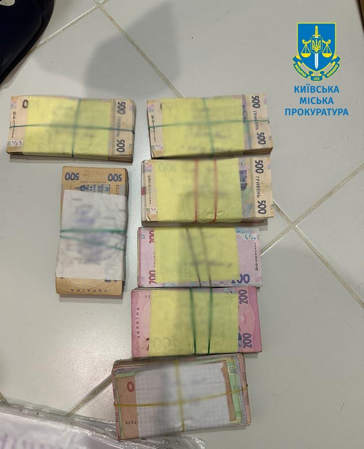 Злочинці ставили на паркінгах свою охорону та вимагали гроші