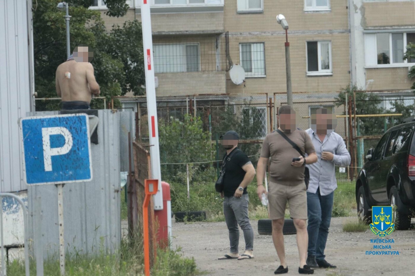 Злочинці ставили на паркінгах свою охорону та вимагали гроші