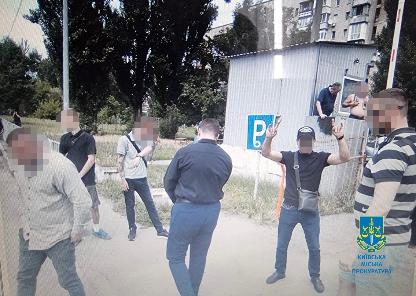Злочинці ставили на паркінгах свою охорону та вимагали гроші