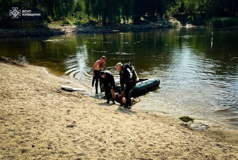 У Київський області з озера дістали тіло потопельника