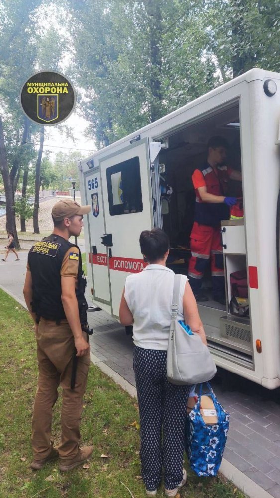 У Києві муніципали допомогли дівчинці, яку покусали оси