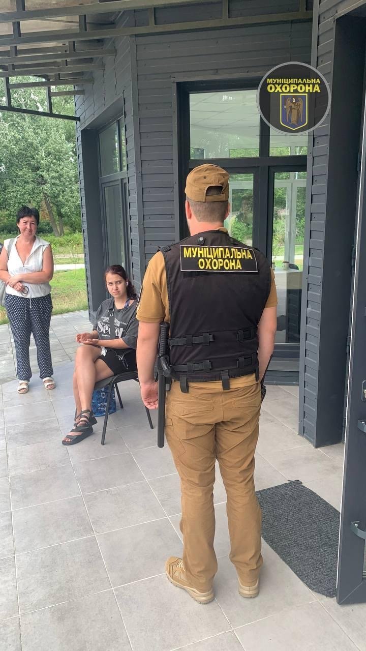 У Києві муніципали допомогли дівчинці, яку покусали оси