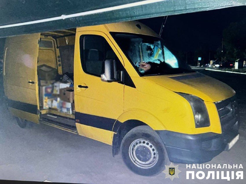 Чоловік проходив повз машину і поцупив сумку