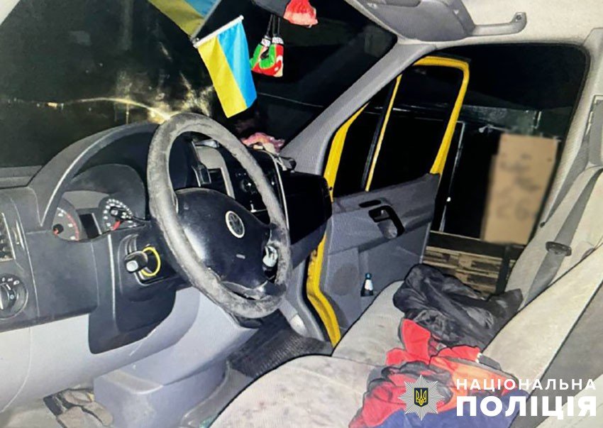 Чоловік проходив повз машину і поцупив сумку