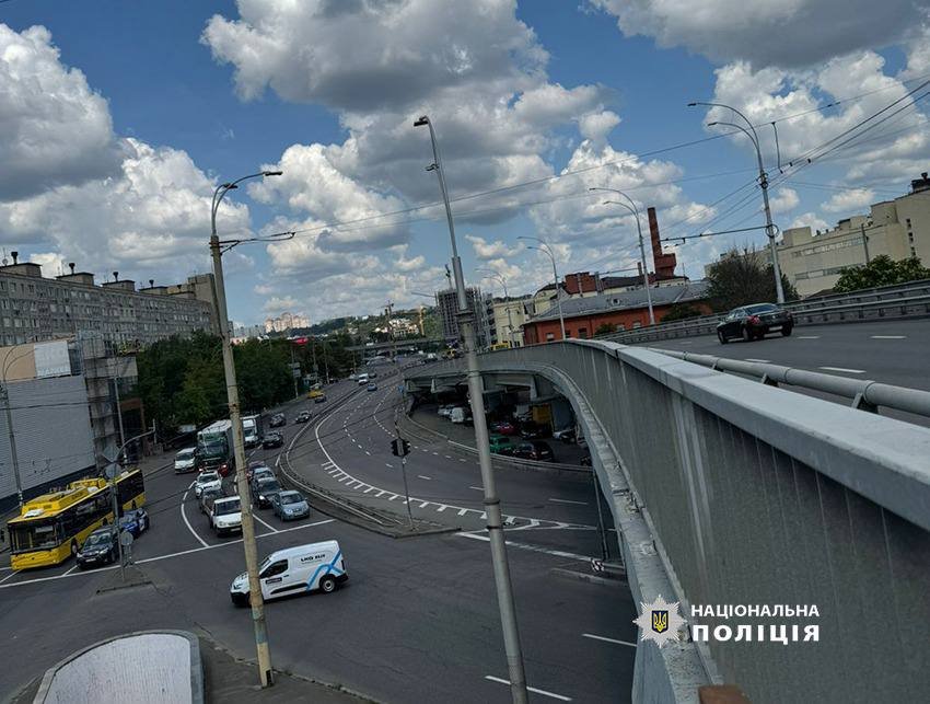 У столиці завадили жінці скоїти фатальний крок
