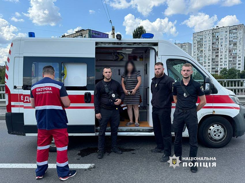 У столиці завадили жінці скоїти фатальний крок