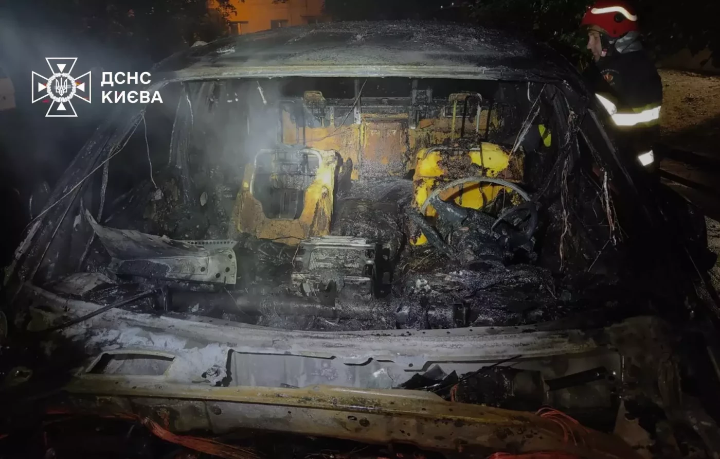 У Києві спалахнула автівка
