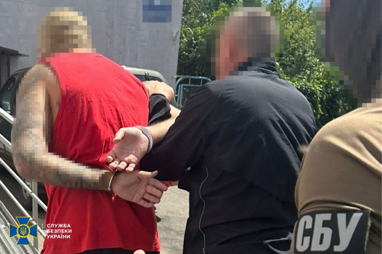 Правоохоронці затримали чоловіка, який за гроші палив авто військових