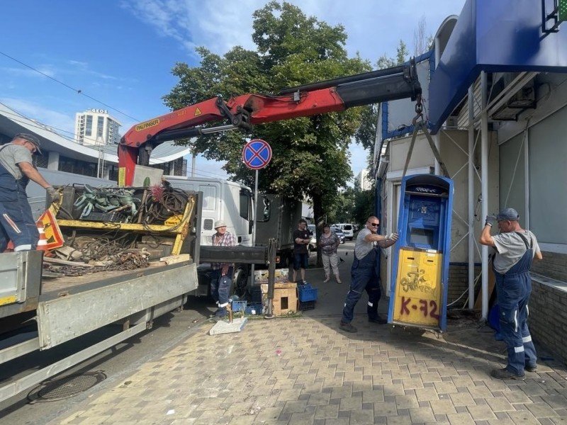 У столиці почали демонтували термінали самообслуго