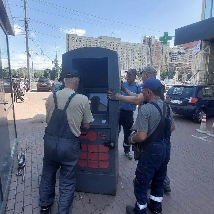 У столиці почали демонтували термінали самообслуго