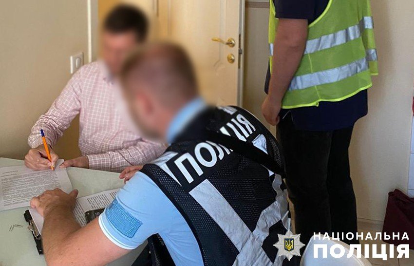 Чоловік нараховував зарплату прибиральницям, які насправді не працювали