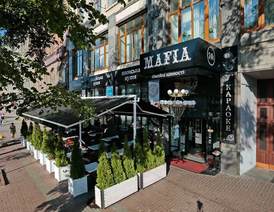 Метрова піца в закладі 