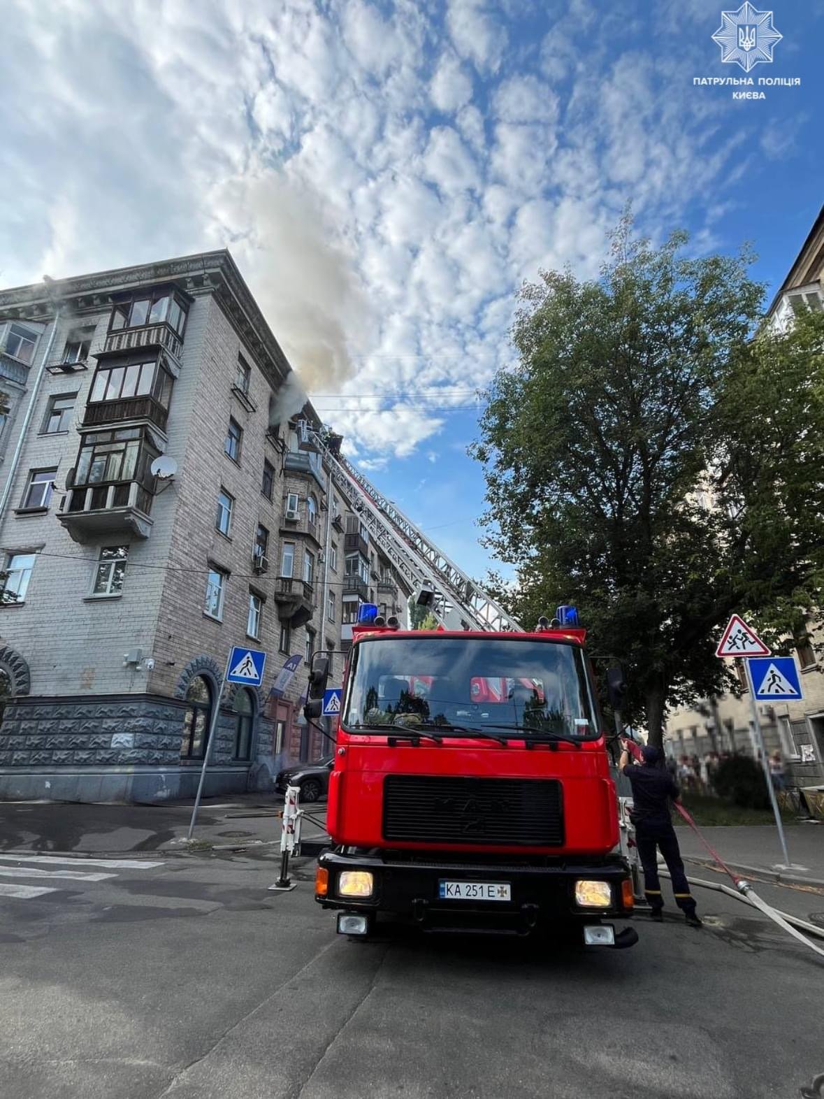 У столиці під час пожежі патрульні вчасно евакуювали мешканців
