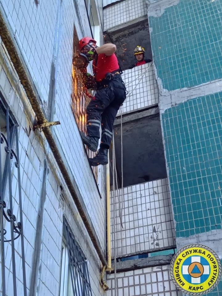 Рятувальники у Києві визволили літню жінку, яка стала заручницею власної к