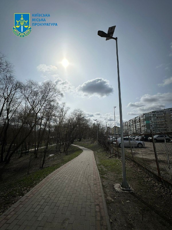 У сквер на столичній Троєщині придбали ліхтарі у 5 разів дорожче від їх ринкової ціни