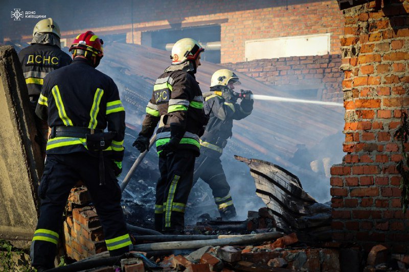 На Київщині ліквідували пожежу в складській будівлі