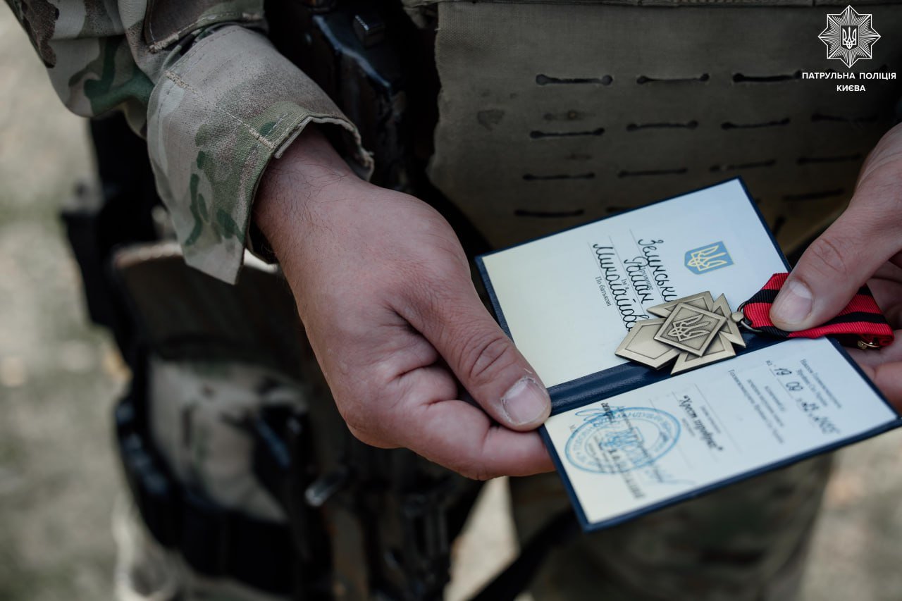 Роман був нагороджений почесним нагрудним знаком 