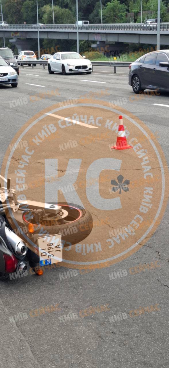 У Києві сталась ДТП за участі мотоцикліста