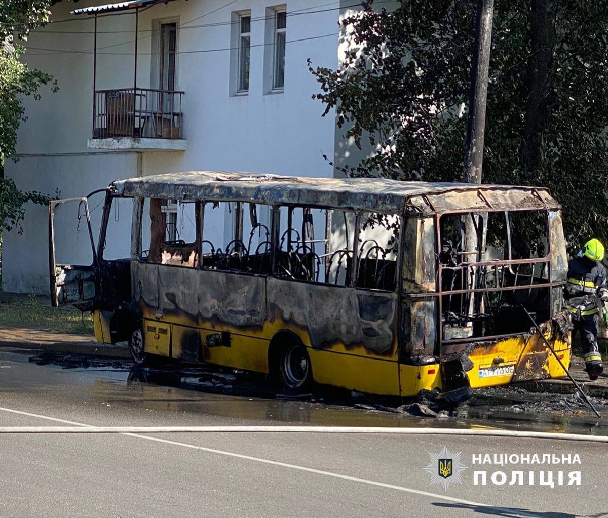 На Київщині спалахнув автобус
