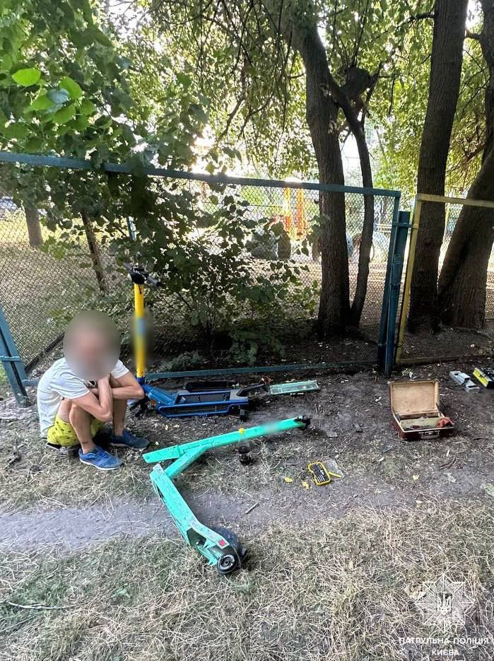 Чоловіки намагалися розпиляти самокат