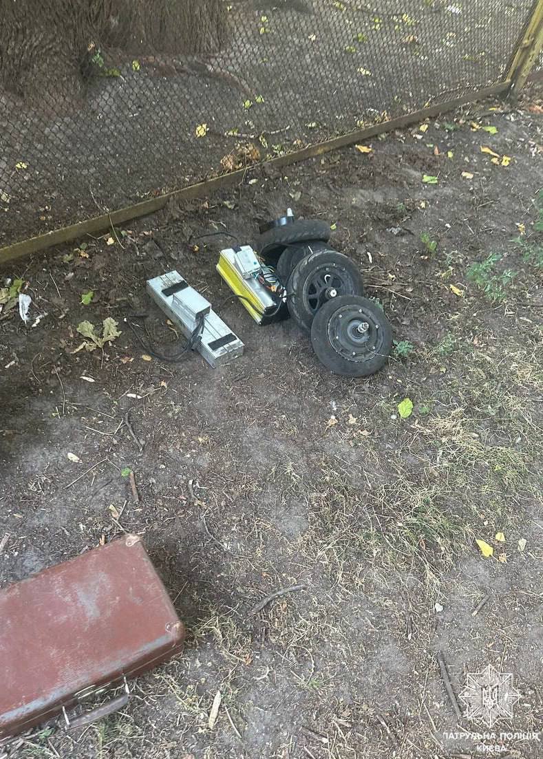 Чоловіки намагалися розпиляти самокат