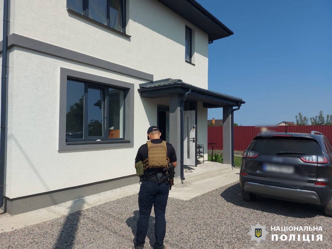 Є значні пошкодження в області