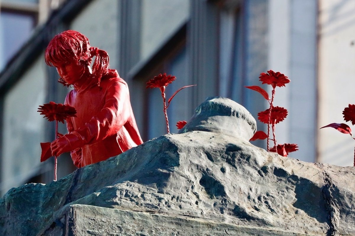 У столиці на постаменті Щорса зʼявилась нова скульптура