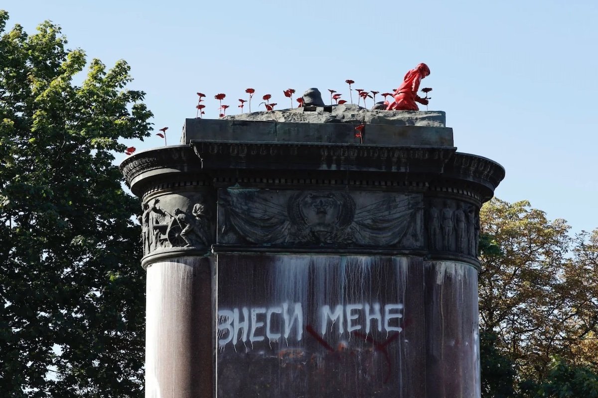 У столиці на постаменті Щорса зʼявилась нова скульптура