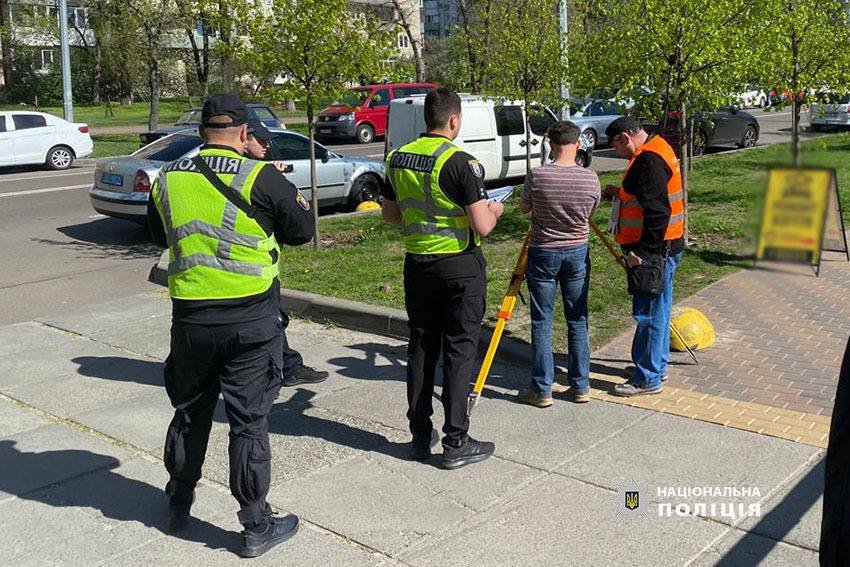 В Киеве бизнесмен на озере Тельбин захватил землю и построил ресторан